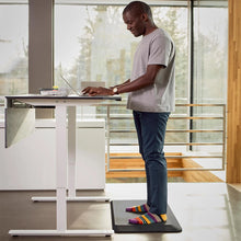 Lade das Bild in den Galerie-Viewer, Aeris Muvmat. Die Anti-Ermüdungsmatte für mehr Energie am Steharbeitsplatz. Abverkauf.