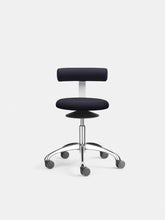 Lade das Bild in den Galerie-Viewer, LÖFFLER aogo - der bewegliche ergonomische Sitzhocker mit Rückenlehne